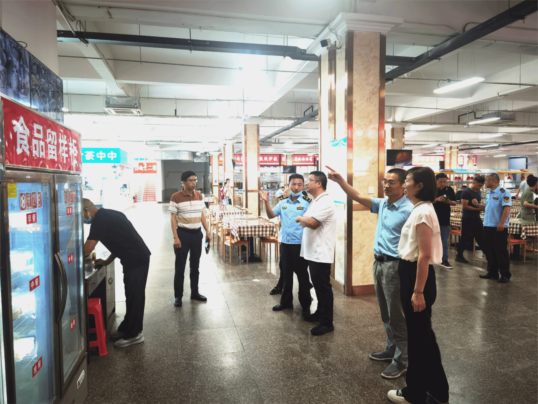 武汉市区两级领导来校开展食品安全检查工作